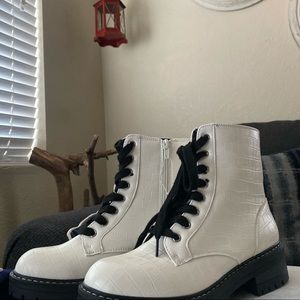 Never worn didn’t know how to style them so I’m trying to sell them!😂